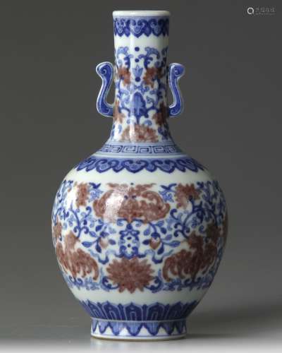 A BLUE AND WHITE AND IRON-RED DECORATED ‘BAT VASE, 19TH-20TH...