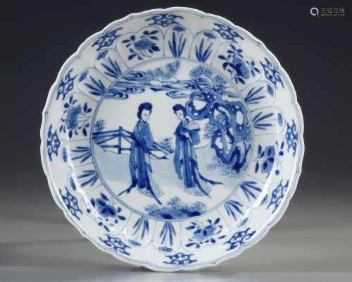 A CHINESE BLUE AND WHITE PLATE, KANGXI PERIOD (1662 - 1722)