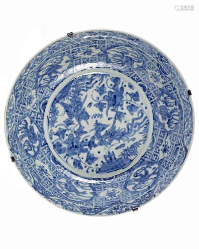 A LARGE CHINESE 'SWATOW' CHARGER,16TH-17TH CENTURY