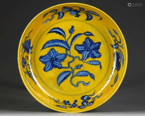 A CHINESE YELLOW-GROUND BLUE AND WHITE GARDENIA DISH.QING DY...