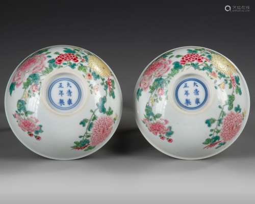 A PAIR CHINESEFAMILLE ROSE BOWLS, 19TH CENTURY