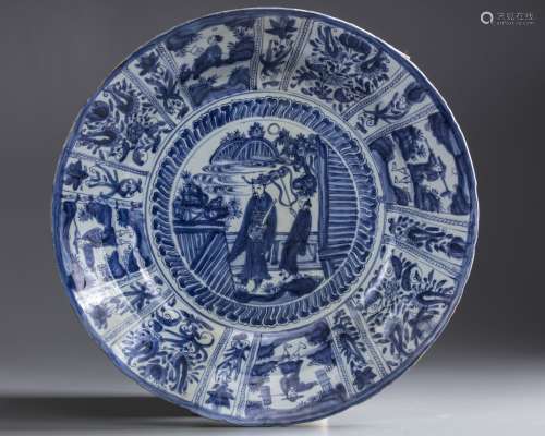 A LARGE CHINESE BLUE AND WHITE 'KRAAK PORSELEIN' CHARGER, 17...