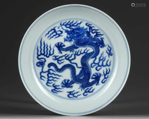 A CHINESE BLUE AND WHITE 'DRAGON' DISHE