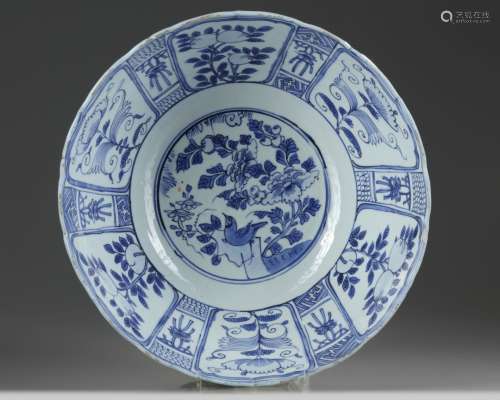 A CHINESE BLUE AND WHITE 'KRAAK PORCELAIN' BOWL, WANLI PERIO...