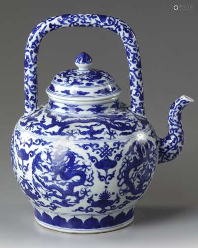 A LARGE CHINESE BLUE AND WHITE TEAPOT,QING DYNASTY (1644-191...