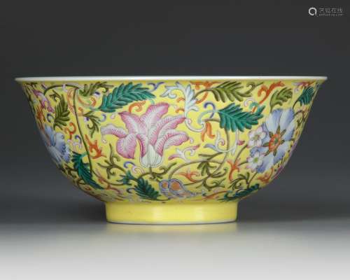 A CHINESE YELLOW-GROUND FAMILLE ROSE BOWL,QING DYNASTY (1644...