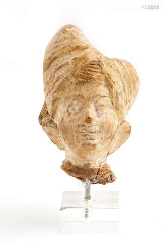 Tête féminine en terre cuite, provenant d'une statuette, coi...