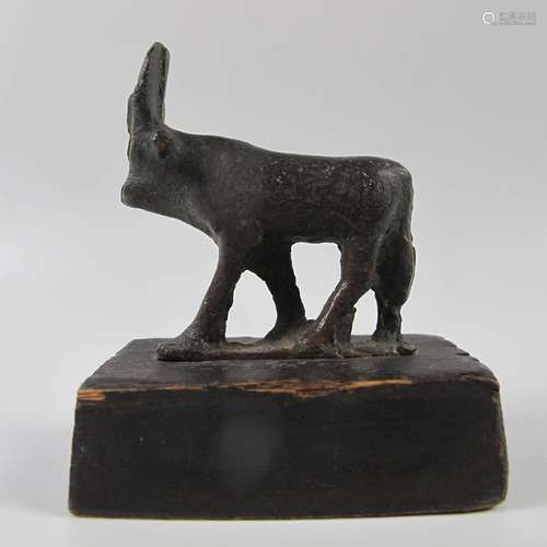 Egypte. Statuette de taureau Apis. Bronze patiné. Egypte. St...