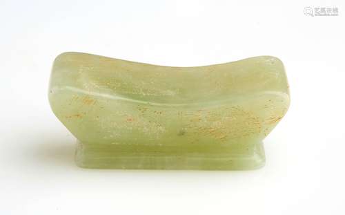 Porte couteau en forme d'appui nuque en jade ? Chine. Long. ...