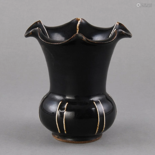 A BLACK-GLAZED 'RIBBED' FOLIATE-RIM VASE, ZUN