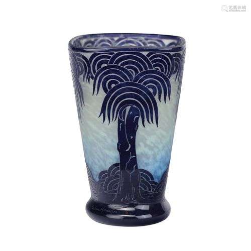 LE VERRE FRANÇAIS Rare vase en verre doublé de forme évasée ...