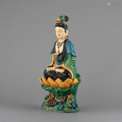 A FINELY SANCAI FIGURE OF SEATED 'GUANYIN'