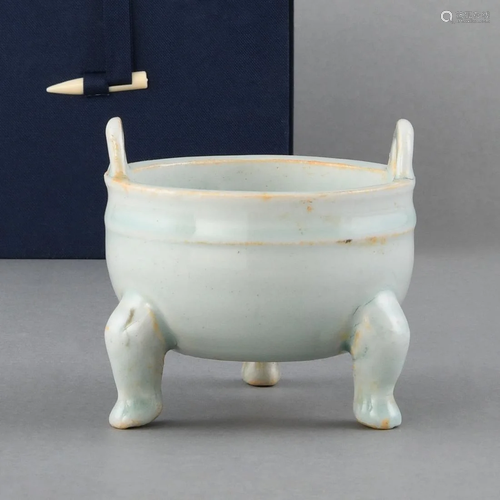 A QINGBAI-GLAZED TRIPOD CENSER