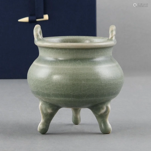 A 'LONGQUAN' CELADON TRIPOD CENSER