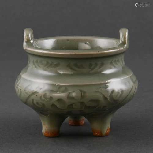 A CARVED 'LONGQUAN' CELADON TRIPOD CENSER