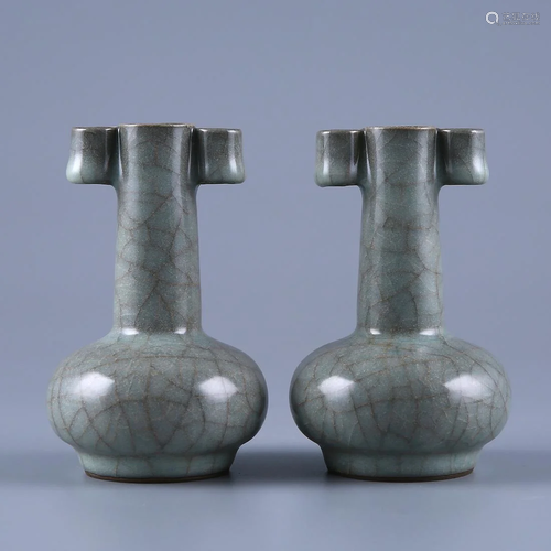 A PAIR OF RARE AND SMALL GUAN ARROW VASES