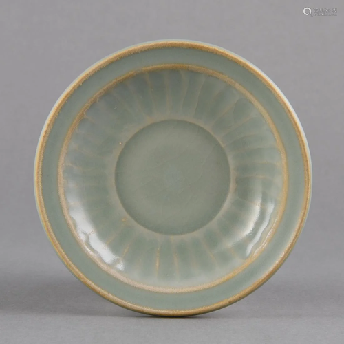 A SMALL 'LONGQUAN' CELADON SAUCER DISH