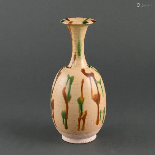 A SANCAI-GLAZED POTTERY BOTTLE VASE