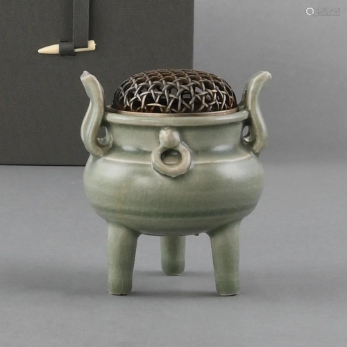 A 'LONGQUAN' CELADON TRIPOD CENSER