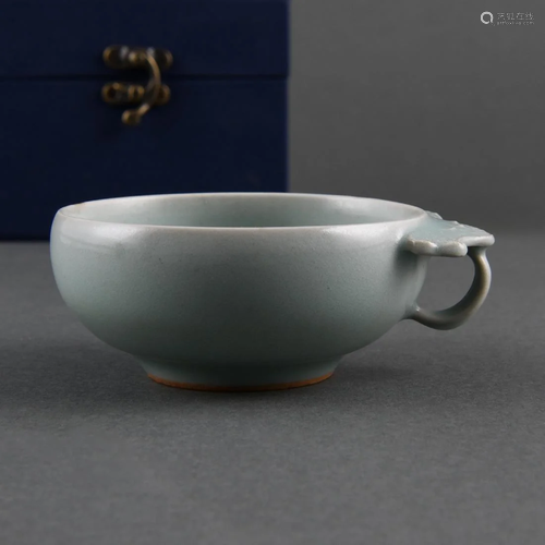 A LONGQUAN GUAN-TYPE HANDLED CUP