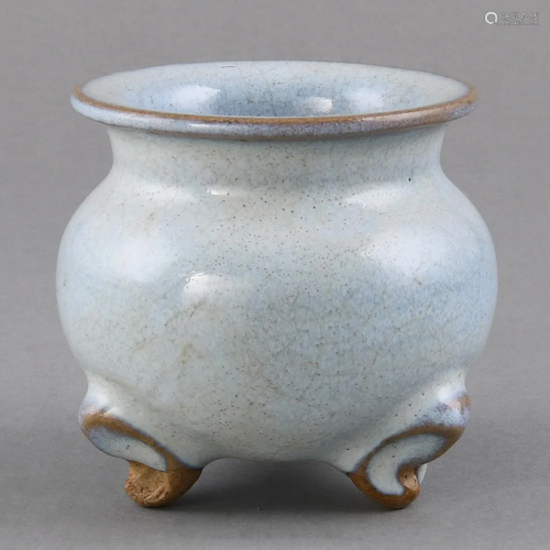 A 'JUN' LAVENDER GLAZED TRIPOD CENSER