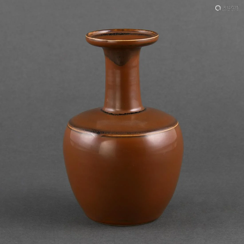 AN EXTREMELY RARE PERSIMMON 'DING' VASE