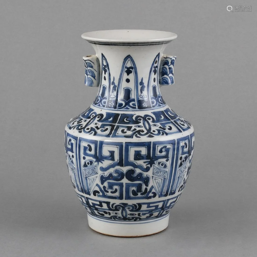 A BLUE AND WHITE TUBLAR-HANDLED VASE (HU)