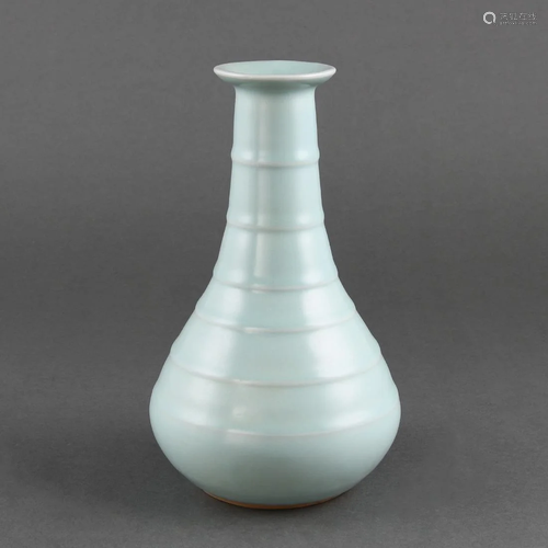 A FINE AND RARE 'LOGNQUAN' RIBBED VASE