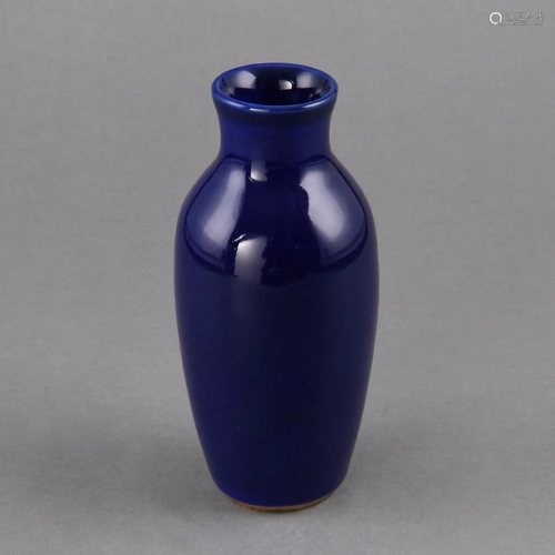 A FINE AND SMALL BLUE-GLAZED VASE