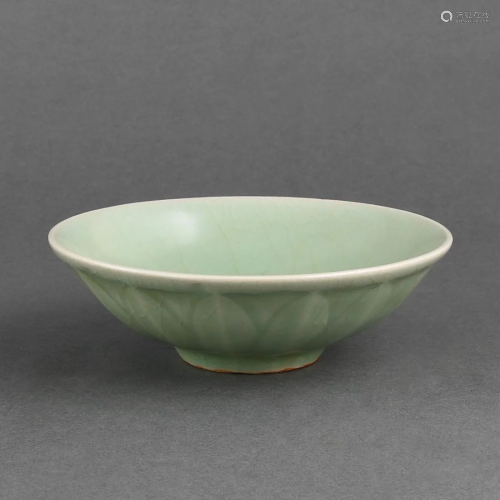 A FINE 'LONGQUAN' CELADON 'LOTUS' BOWL