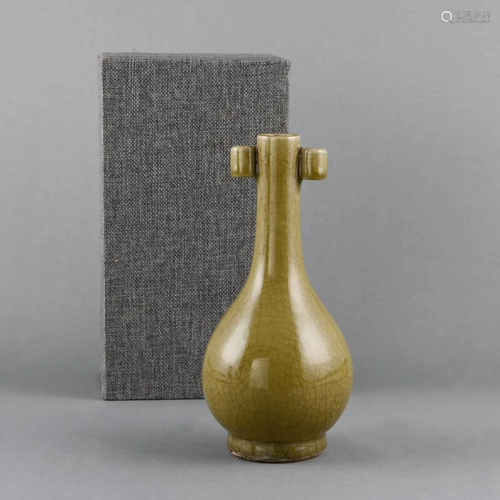 A 'LONGQUAN' CELADON ARROW VASE