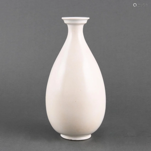 A 'XING' WHITE-GLAZED VASE, YING MARK