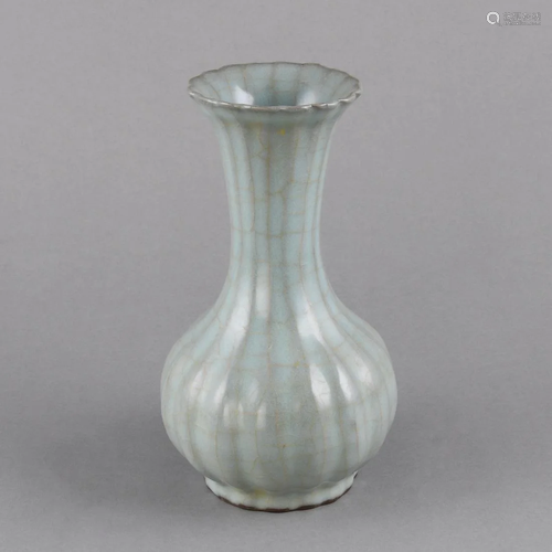 AN OUTSTANDING 'GUAN' VASE