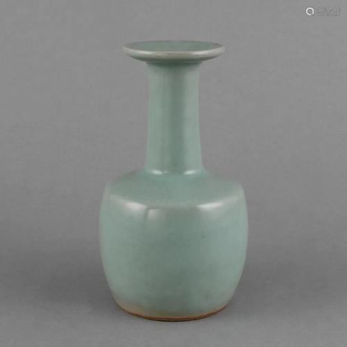 A CELADON-GLAZED 'LONGQUAN' MALLET VASE