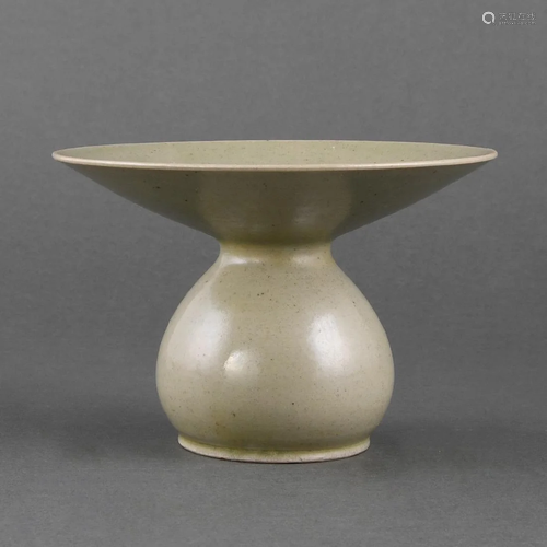 A RARE 'YUE' CELADON-GLAZED ZHADOU