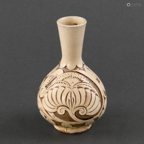 A SMALL SGRAFFIATO BROWN-GLAZED VASE