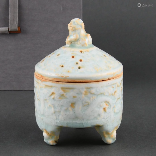 A QINGBAI TRIPOD CENSER AND'RUISHOU'COVER