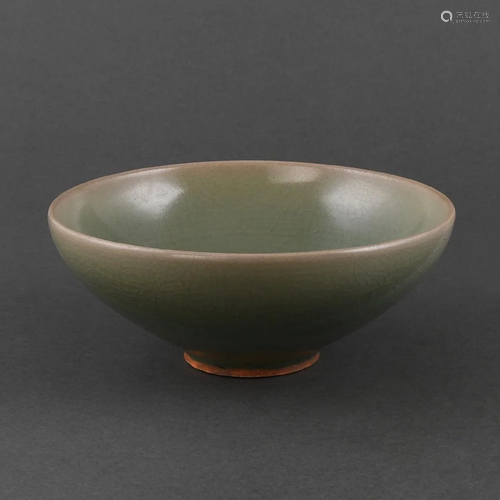 A LARGE HENAN CELADON-GLAZED BOWL