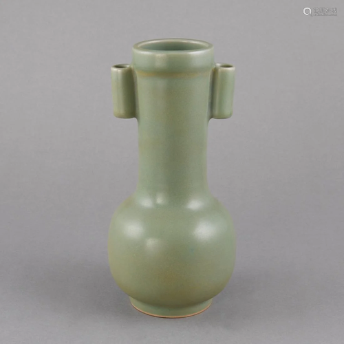 A RARE LONGQUAN CELADON ARROW VASE