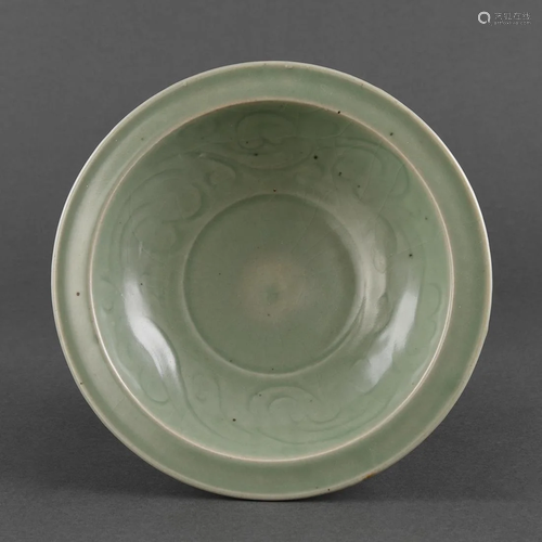 A CARVED LONGQUAN CELADON 'FOLIATE' DISH