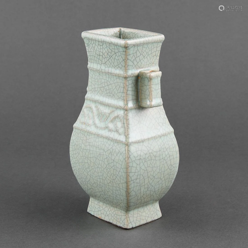 A CELADON-GLAZED ARROW-HANDLED VASE, HU