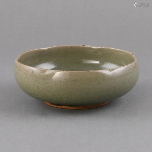 A HENAN CELADON-GLAZED FOLIATE-RIM WASHER