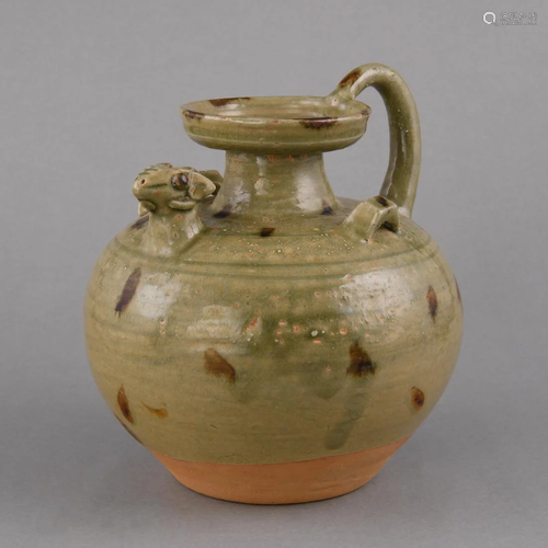 A FINE 'YUE' CELADON RAM-HEAD EWER