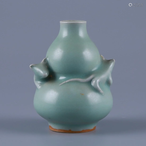 A 'LONGQUAN' CELADON DOUBLE-GOURD VASE