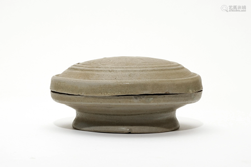 A Carved Yue Celadon Box with Lid