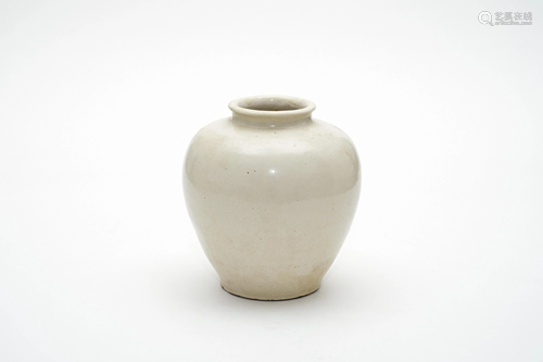 A Xing Ware White Glazed Jar