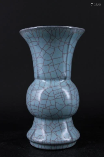 Song Porcelain Guanyao Crackle Vase