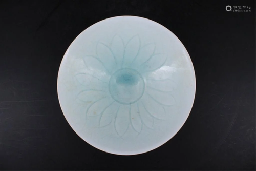 Chinese Qing Porcelain Crackled Plate