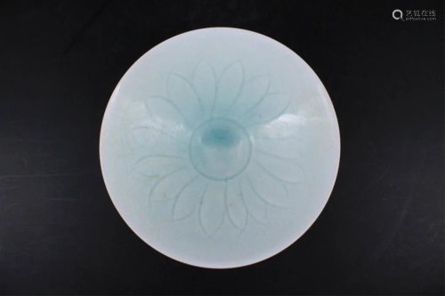 Chinese Qing Porcelain Crackled Plate