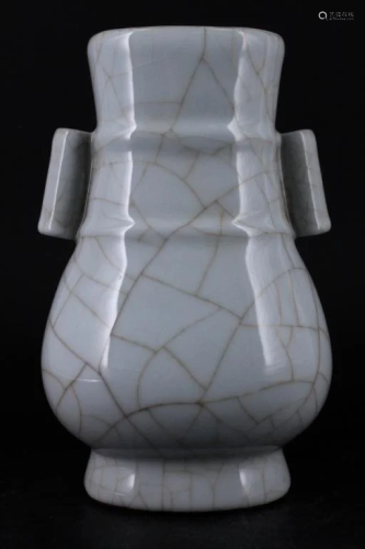 Chinese Song Porcelain Guanyao Crackled Vase
